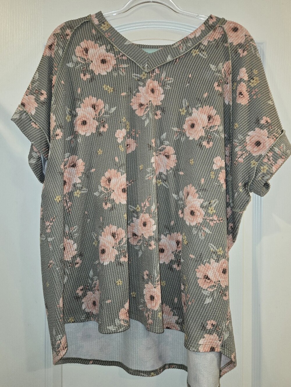 Preowned Good Condition Womens Floral Vneck Top Size-1X